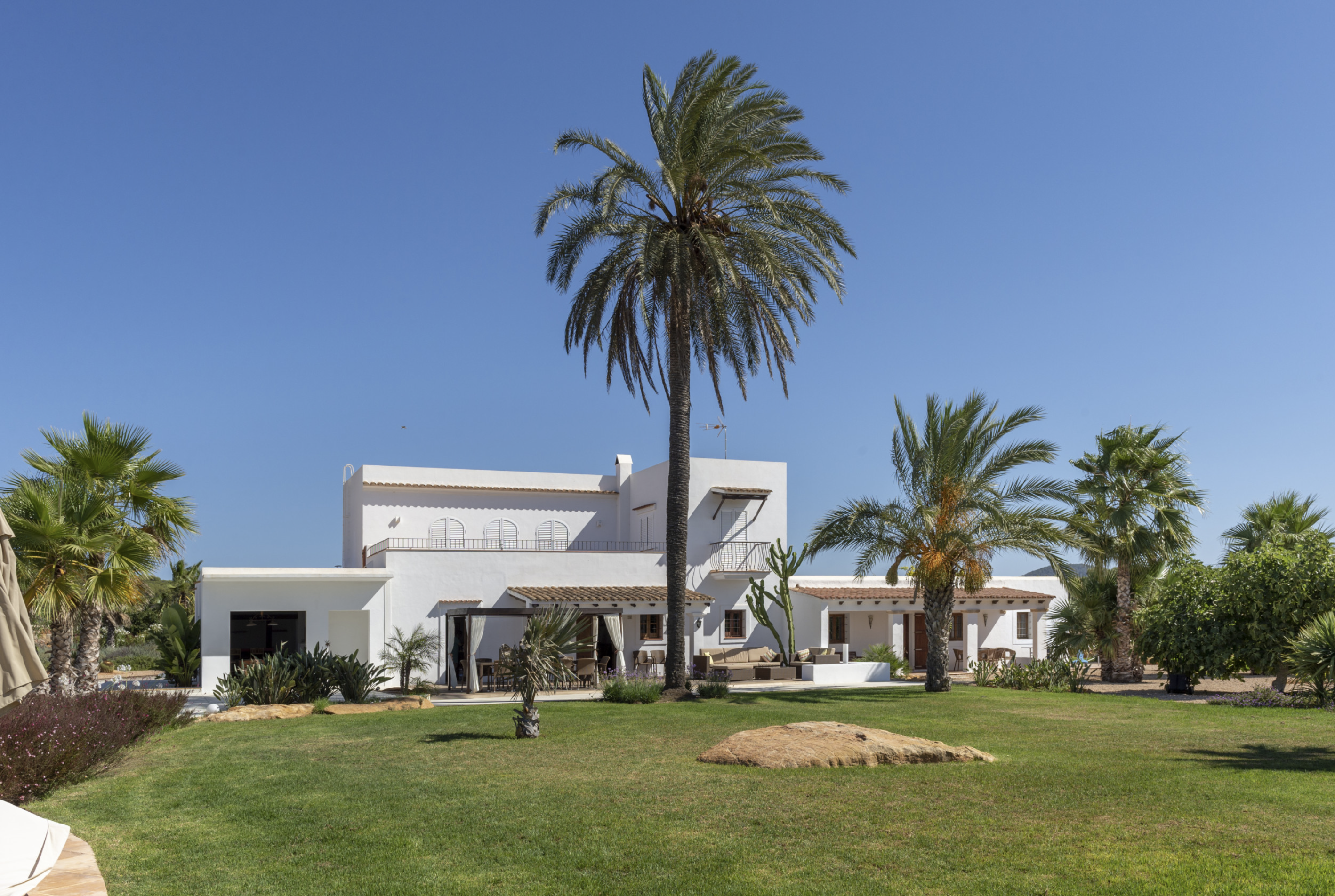 resa estates ibiza for rent villa santa eulalia 2021 can cosmi family house private pool house and grass.jpg